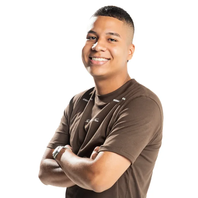 Andrey Vasquez, Tech Lead y desarrollador Shopify senior, sonriendo con los brazos cruzados