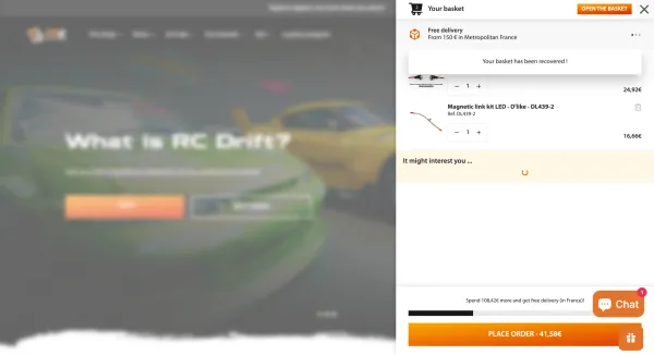 Captura de pantalla de tienda de moda con grid de modelos mostrando la sincronización de carrito